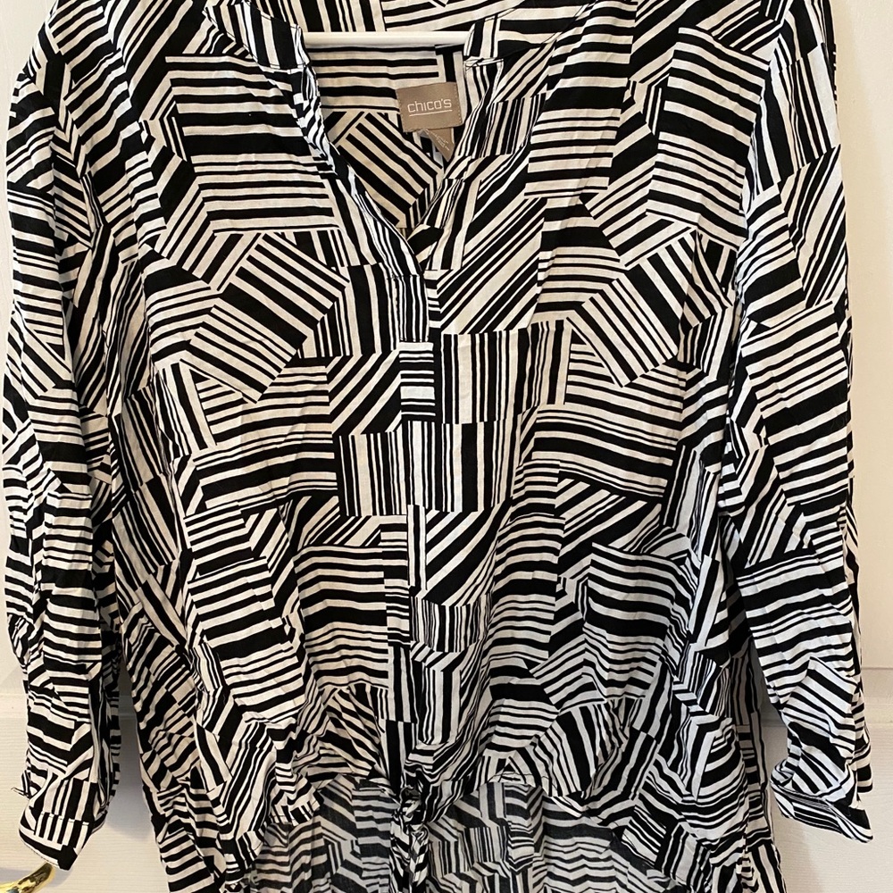 Brand New w/o tags Striking Chico’s black/white geometric top!